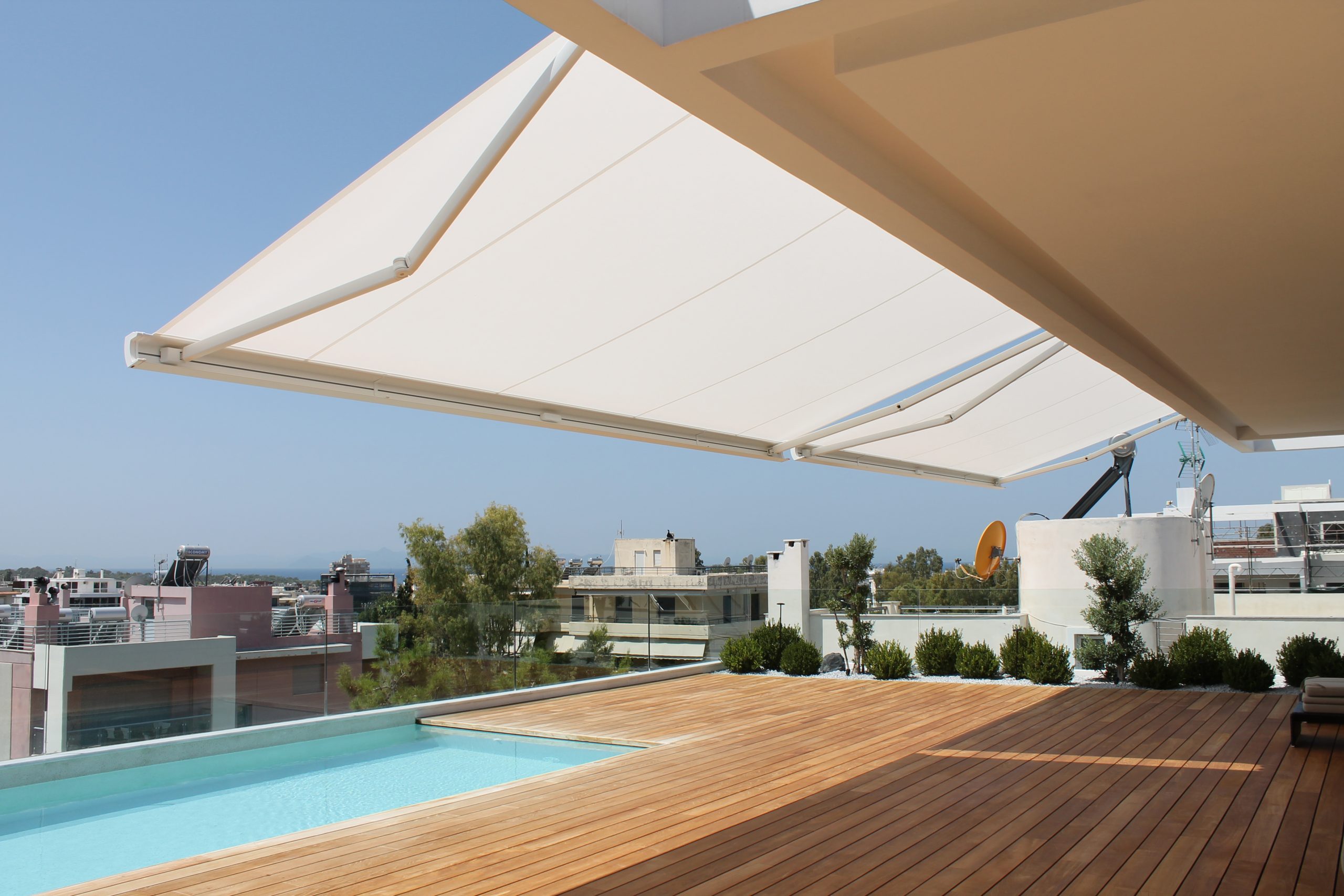 Premium-Markise markilux MX-3 als Schattenspender für einen mediterranen Lebensraum im Freien