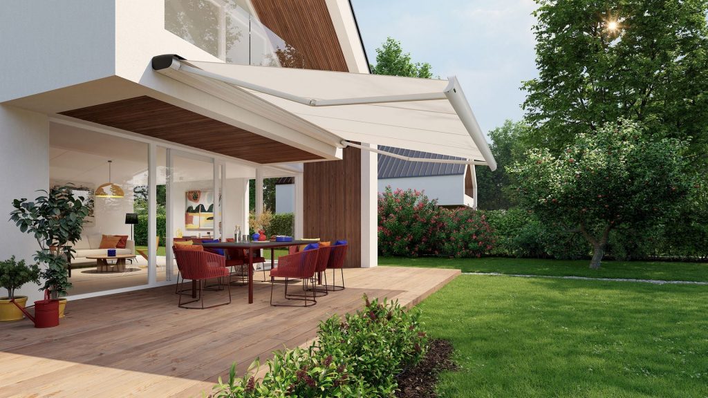 Toldo enrollable «Markilux MX-2» blanco que da sombra a una terraza al estilo mallorquín